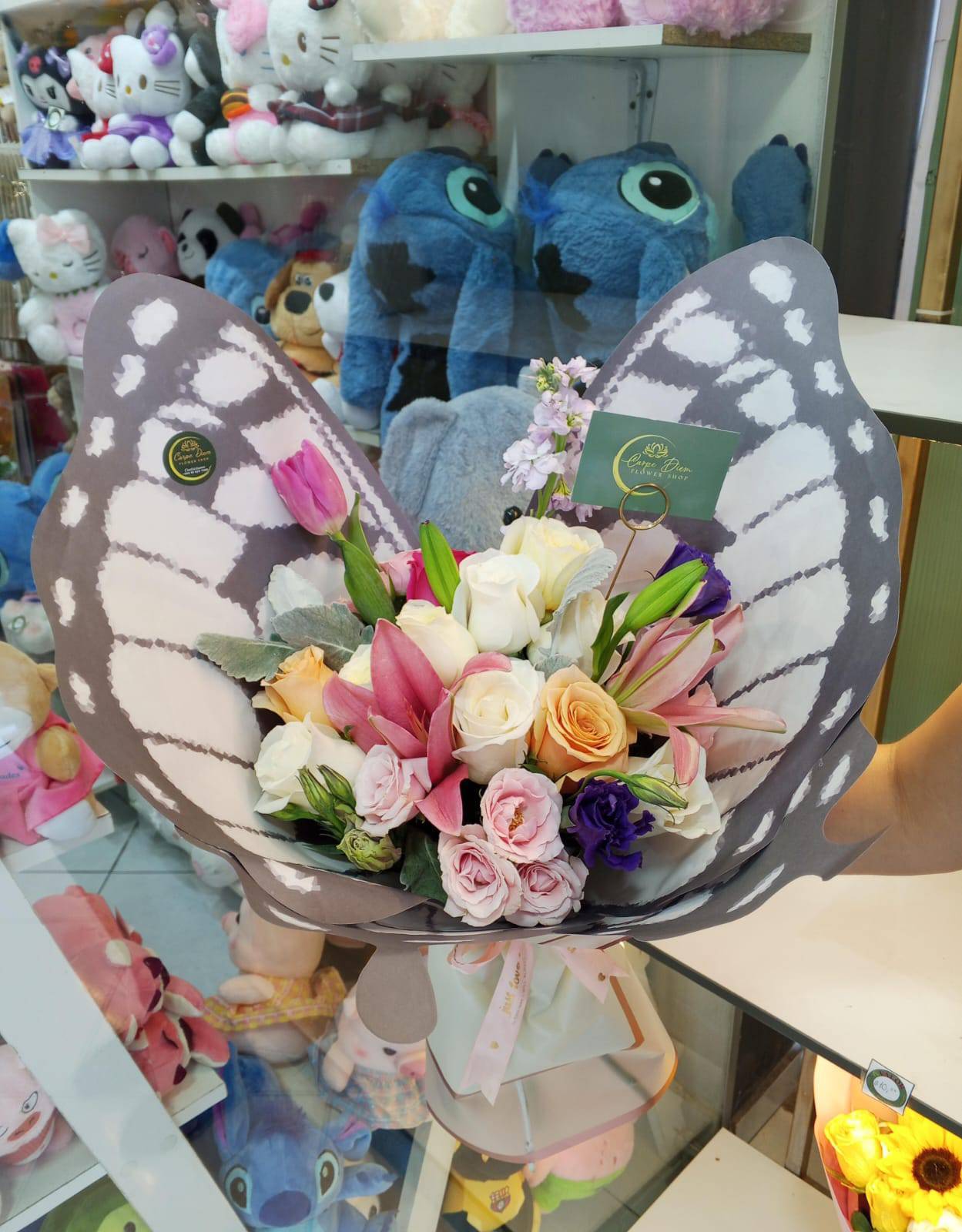 Ramo Mariposa con variedad de flores Lirios y un Tulipán