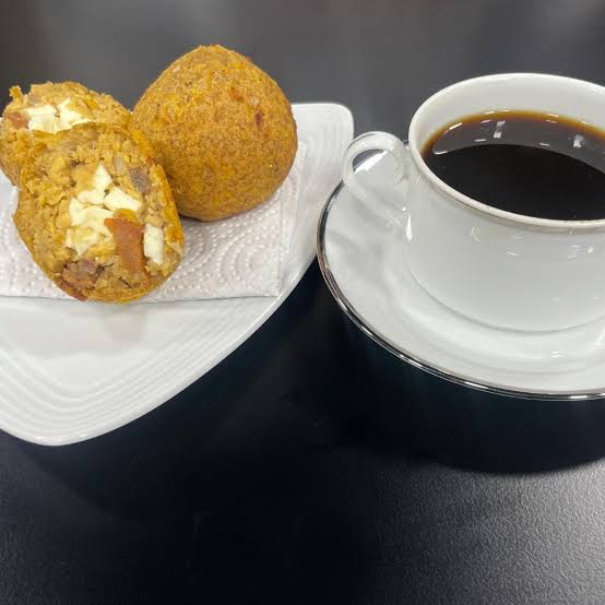 Bolón con café