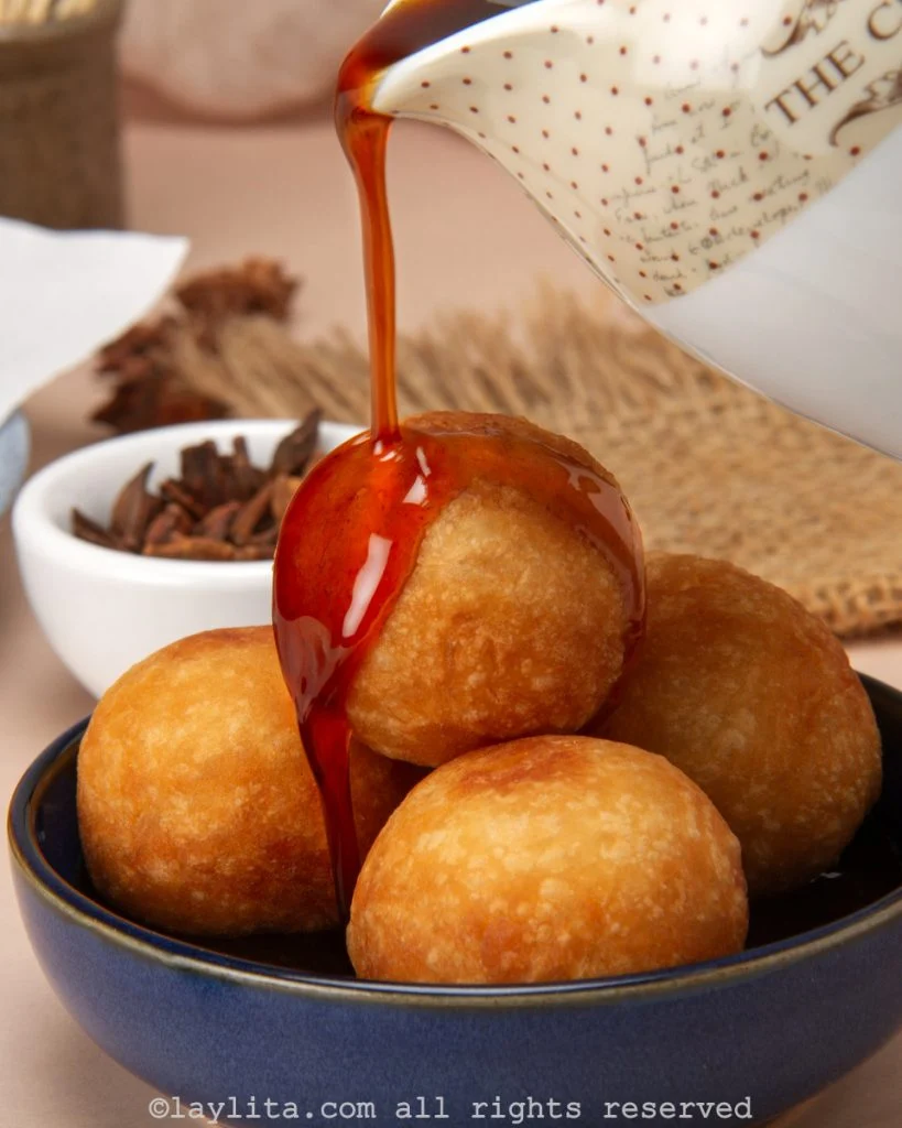 Buñuelos de yuca en almíbar